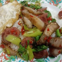 กระเพรากุนเชียง+หมูกรอบ+ไข่ดาว