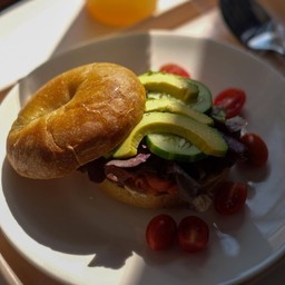 เบเกิลแซลมอนรมควันครีมชีส