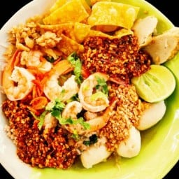 ก๋วยเตี๋ยวแซ่บแปดสั่น