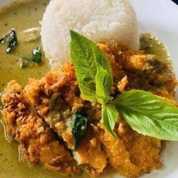 ข้าวไก่กรอบซอลแกงเขียวหวาน