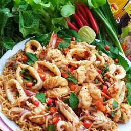 ลาบมาม่า+กุ้งหมึก