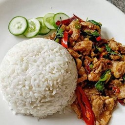 ผัดหมูโหระพาราดข้าว