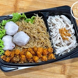 หมี่คลุกไก่ฉีก ข้าวหมูทอด by mama made it