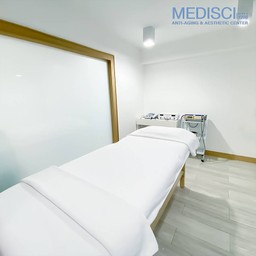 Medisci Clinic สาขา Taka Town คลินิกผิวหนัง สุขุมวิท 39
