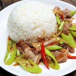 ผัดพริกแกง  พริกหยวก  ไก่ชิ้น ราดข้าว