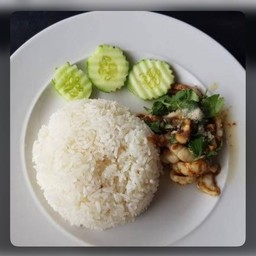 ปลาหมึกกระเทียม (ราดข้าว)