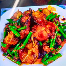 ปลาดุกทอดกรอบราดพริกแกงถั่ว