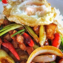 ผัดพริกเผา หมูชิ้น ราดข้าว