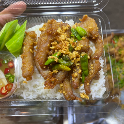 ข้าวหมูทอดกระเทียมพริกสด
