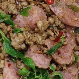 กะเพราแหนมหมู(กับข้าว)