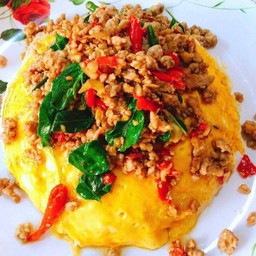 ข้าวไข่เจียวราดกระเพรา