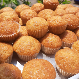 เค้กกล้วยหอมทองเนยสด 1 กล่อง 12 ชิ้น