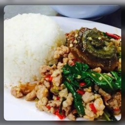 [อร่อยซ่ากับโค้ก] กระเพราไข่เยี่ยวม้าหมูสับ (ราดข้าว) +  โค้ก ออริจินัล (ขวด) 