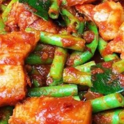 ผัดพริกแกงแดงหมูกรอบราดข้าวไข่ดาว