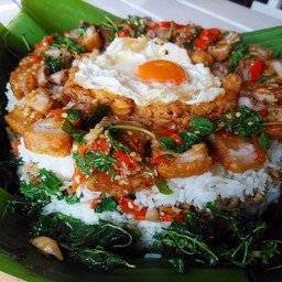 ข้าวผัเกระเพราหมูกรอบ+ไข่ดาว