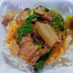ข้าวกระเพราวุ้นเส้นสามชั้น