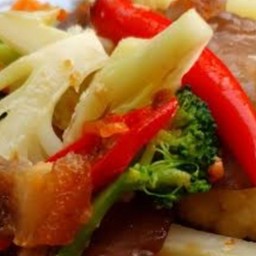 ผัดผักรวมหมูกรอบราดข้าวไข่ดาว