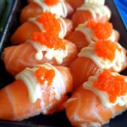 ข้าวหน้าปลาแซลมอนราดมายองเนสไข่กุ้ง