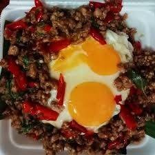 ข้าวกระเพราเนื้อไข่ดาวแฝด