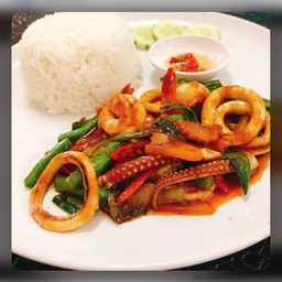 ผัดพริกแกงปลาหมึก (ราดข้าว)