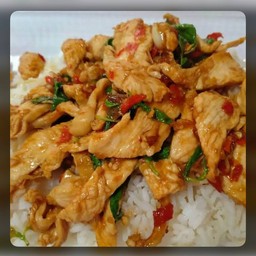 กระเพราหมู ชิ้น (ราดข้าว)
