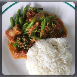 ผัดพริกแกงหมูกรอบ (ราดข้าว)