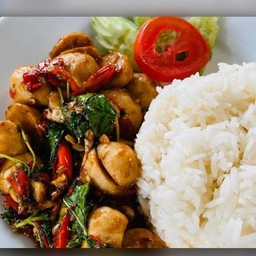 [อร่อยซ่ากับโค้ก] กระเพราลูกชิ้น (ราดข้าว) +  โค้ก ออริจินัล (ขวด) 
