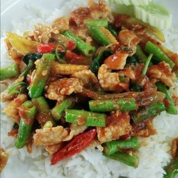 ผัดพริกแกง  หมูชิ้น ราดข้าว