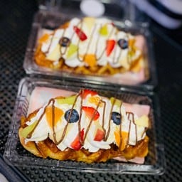 ครอฟเฟิลวิปครีมสดผลไม้รวมนูเทลล่า(ผลไม้ตามฤดูกาล)