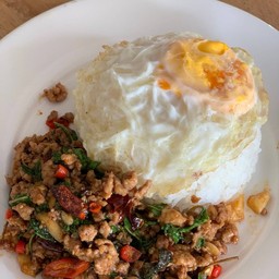 ข้าวกะเพราหมูสับไข่ดาว