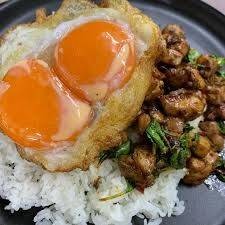 ข้าวกระเพราหมูสามชั้นไข่ดาว แฝด