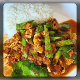 ผัดพริกแกงไก่ชิ้น (ราดข้าว)