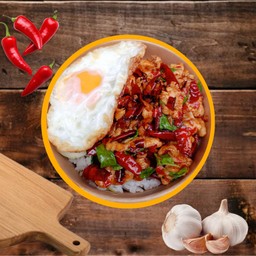 ข้าวกะเพราไก่ผัดพริกแห้ง+ไข่ดาว