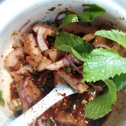 ยำคอหมูย่าง
