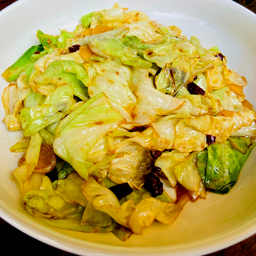 26.กะหล่ำปลีผัดซอส 手撕包菜 Fried Cabbage