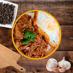 ข้าวเนื้อโคขุนทอดกระเทียม+ไข่ดาว