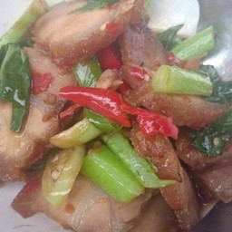 คะน้าหมูกรอบ ราดข้าว