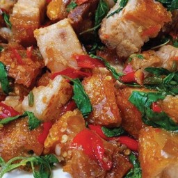 กะเพราหมูกรอบ ราดข้าว