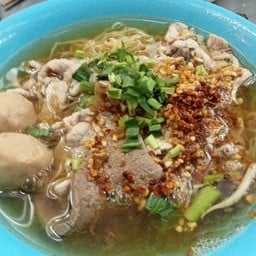 ก๋วยเตี๋ยวเย็นตาโฟหมูแดงบะหมี่เกี๊ยว