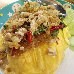 ข้าวกระเพราหมูสับเส้นไข่ข้น