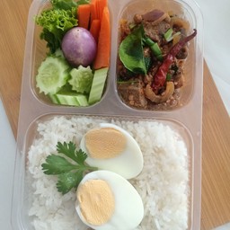 ข้าวลาบหมู+ไข่ต้ม