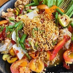 ตำถาดมาม่าเครื่องแน่นๆหมึกหอยหมูยอไส้กรอกกุ้งไข่ต้มมีลวก