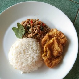 ข้าวกะเพราหมูสับไข่เจียว