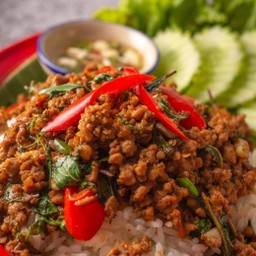 ใบกะเพราและของกินเล่น