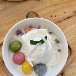 ไอติมบัวลอย+บัวลอยไส้ไข่เค็ม+ มะพร้าวอ่อน