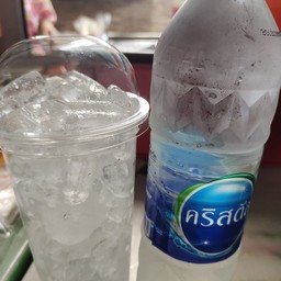 น้ำคริสตัลพร้อมน้ำแข็ง