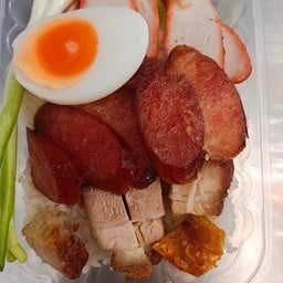 ข้าวหมูแดง หมูกรอบ กุนเชียง