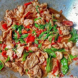 ผัดกระเพราหมูชิ้นเป็นกับข้าว