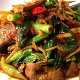 ข้าวผัดพริกแกงตับหมู