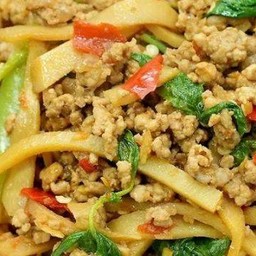 ผัดกะเพราหมูสับหน่อไม้ ราดข้าว